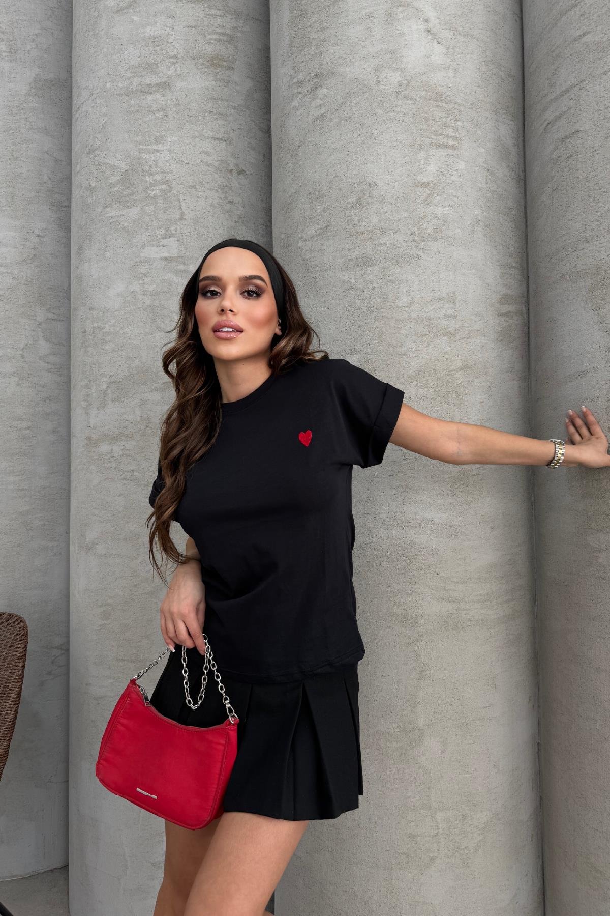 Kalp Nakışlı Bisiklet Yaka Basic Tişört Siyah RB0815