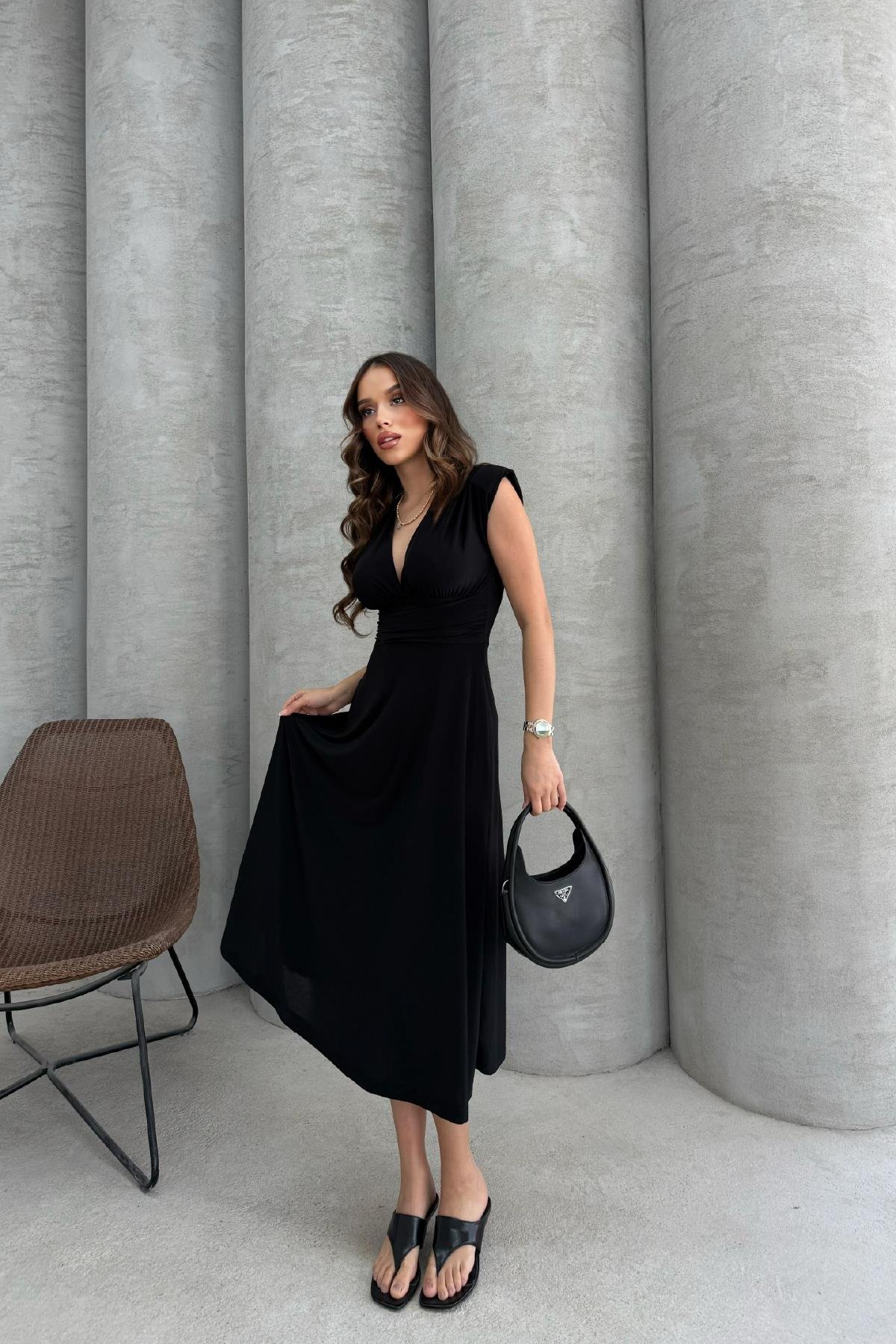 Kadın V Yaka Omzu Vatkalı Elbise Siyah