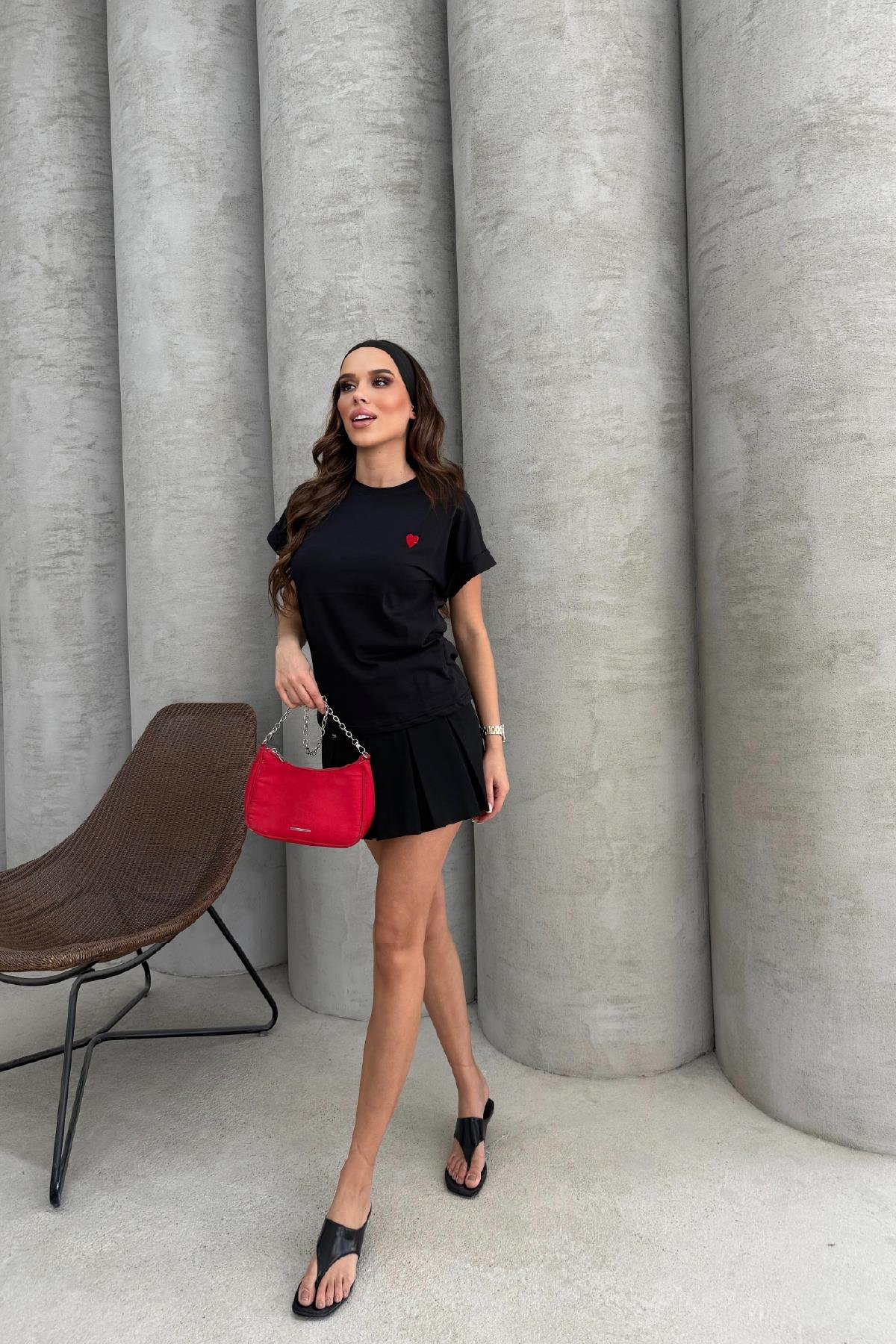 Kalp Nakışlı Bisiklet Yaka Basic Tişört Siyah RB0815