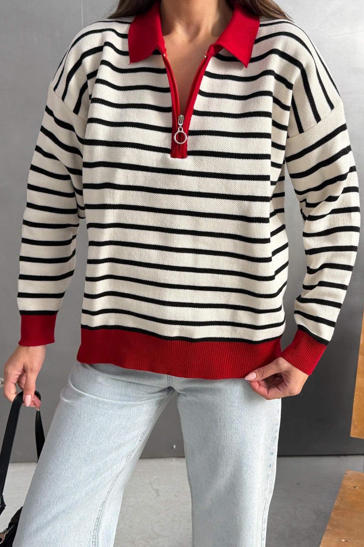 Kadın Kırmızı Polo Yaka Yarım Fermuarlı Çizgili Oversize Triko Kazak RB0720