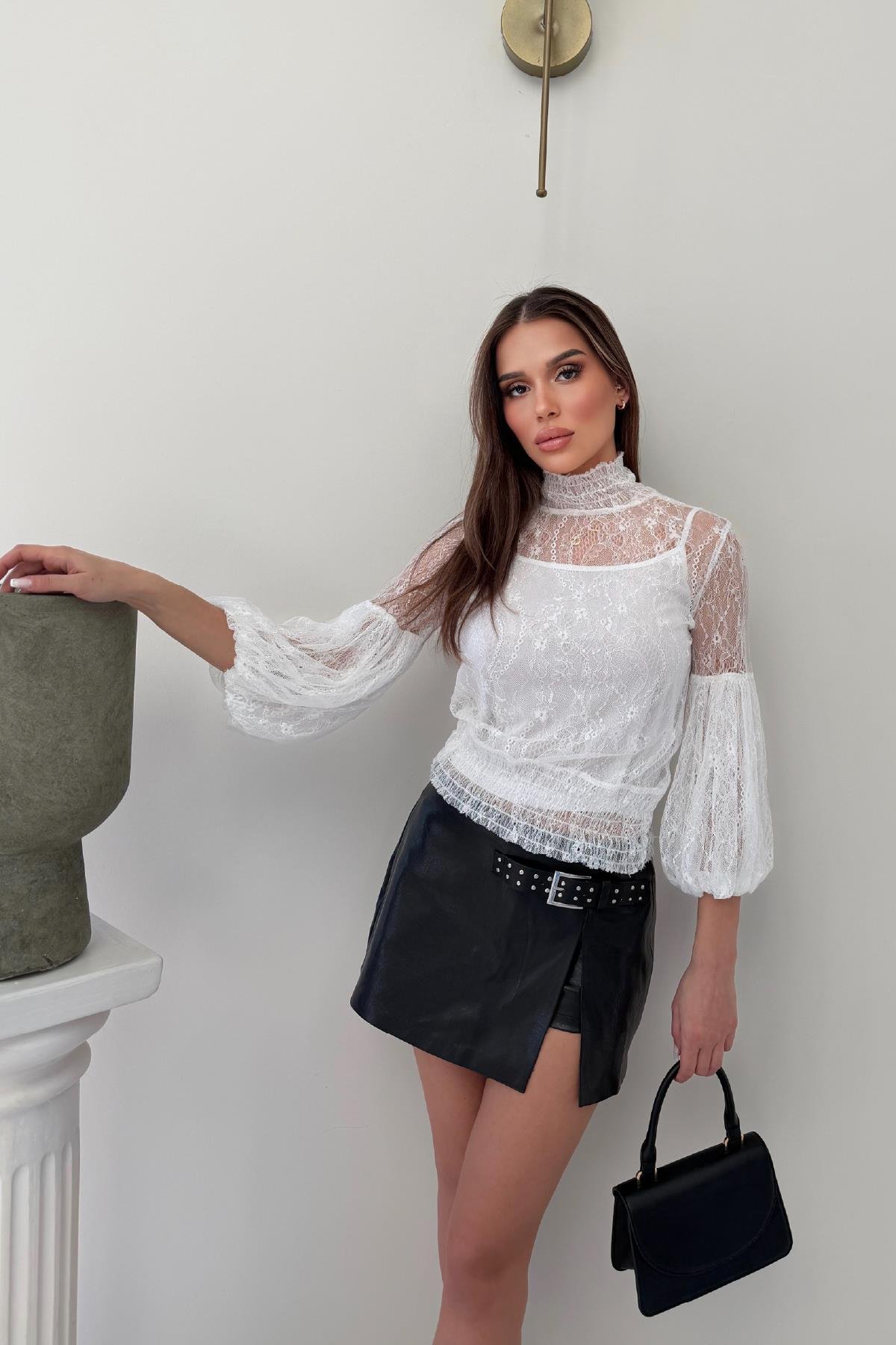 Beyaz Halter Yaka Balon Kol Detay Dantelli Bluz