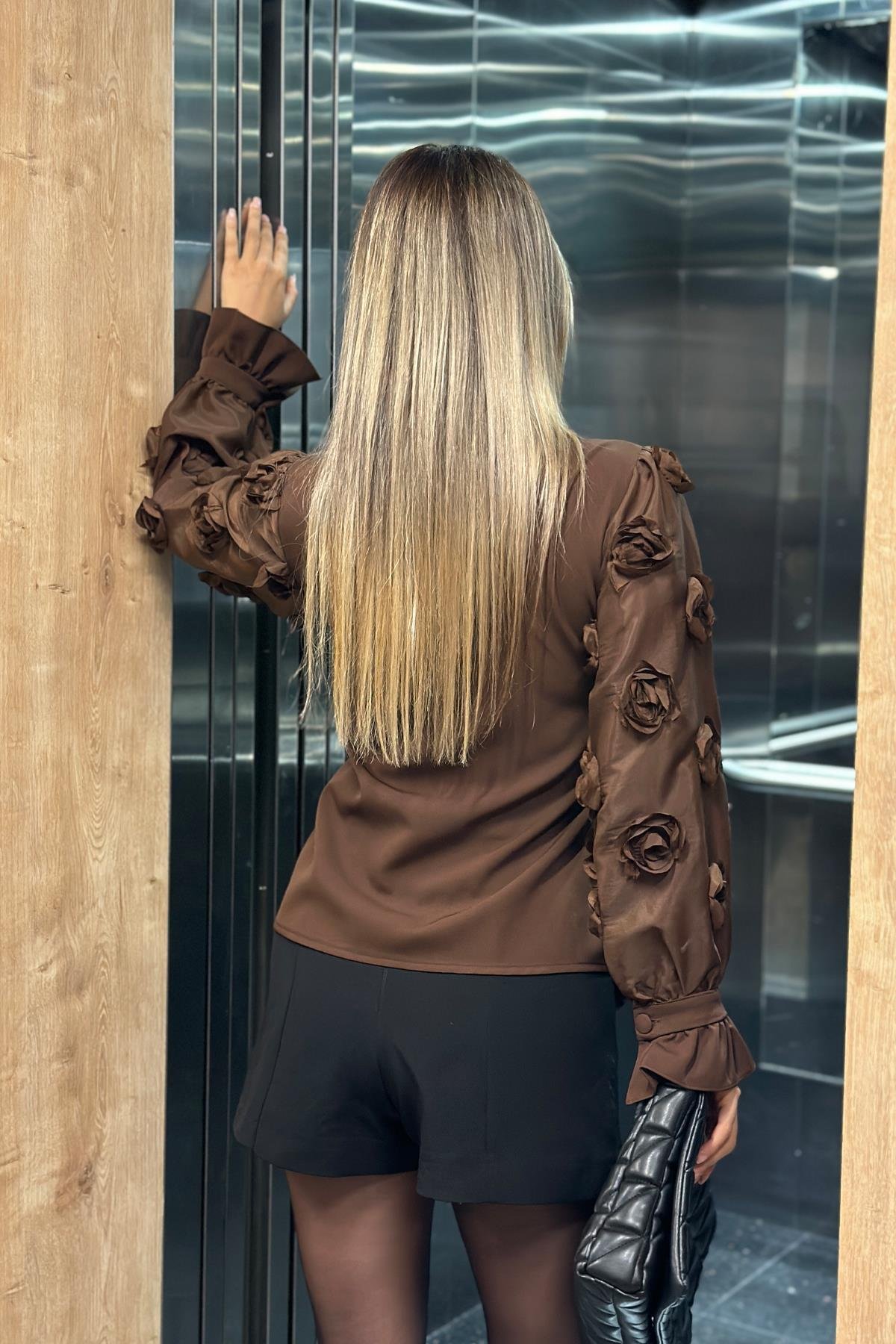 Kadın Kollari Şifon Gül Detaylı Bluz Kahverengi