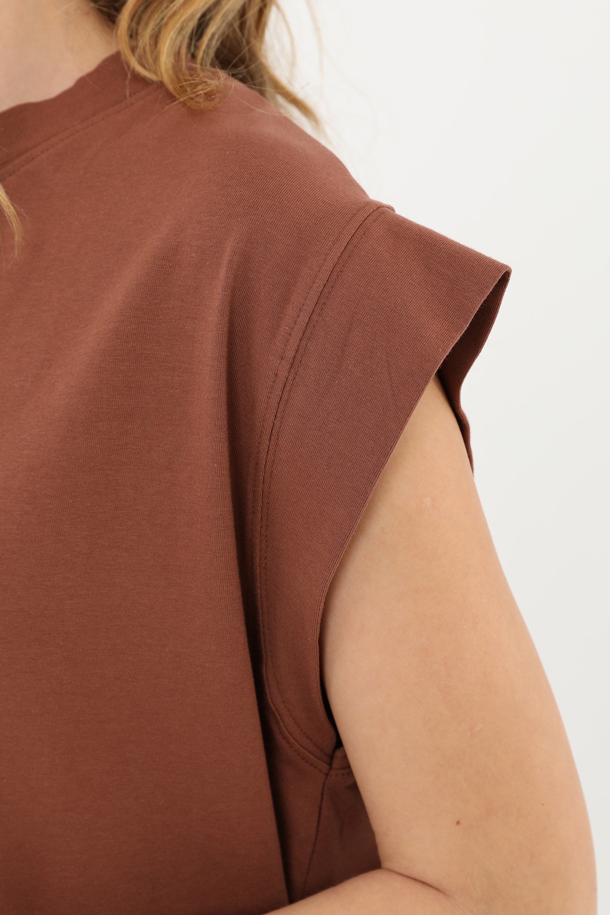 Kadın Basic Kolsuz T-shirt  - 30725TUN Kahverengi Tunik Soul 