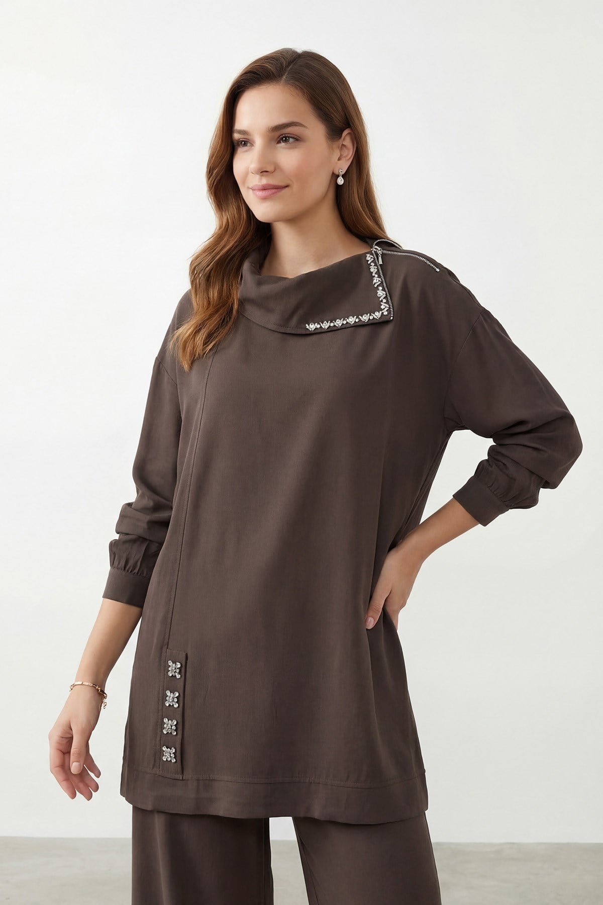 Kadın Degaje Yaka Taş Detaylı Tunik Pantolon Takım - 14448TKS - Kahverengi İkili Takımlar Puane 
