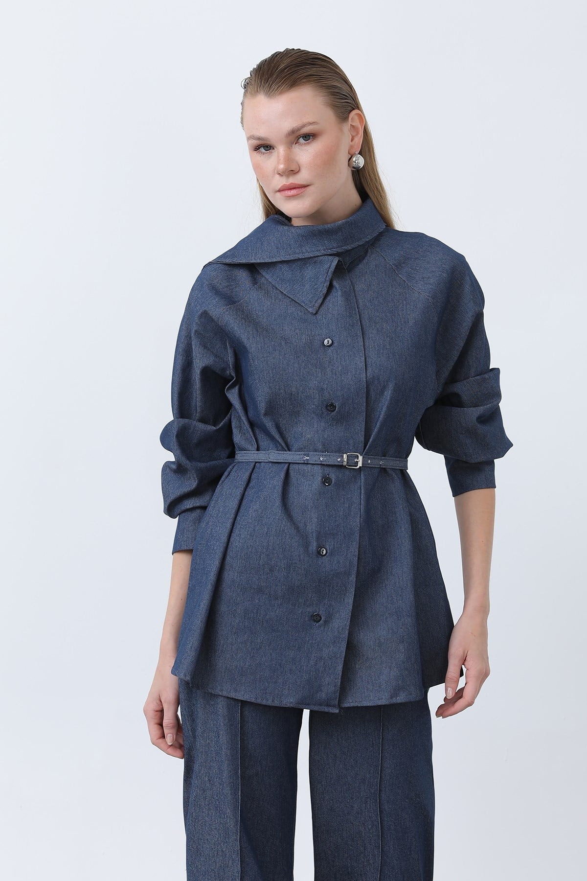 Kadın Kruvaze Yaka Kemer Detaylı Pantolonlu Denim Takım - 20652TKS - Mavi İkili Takımlar Loreen 