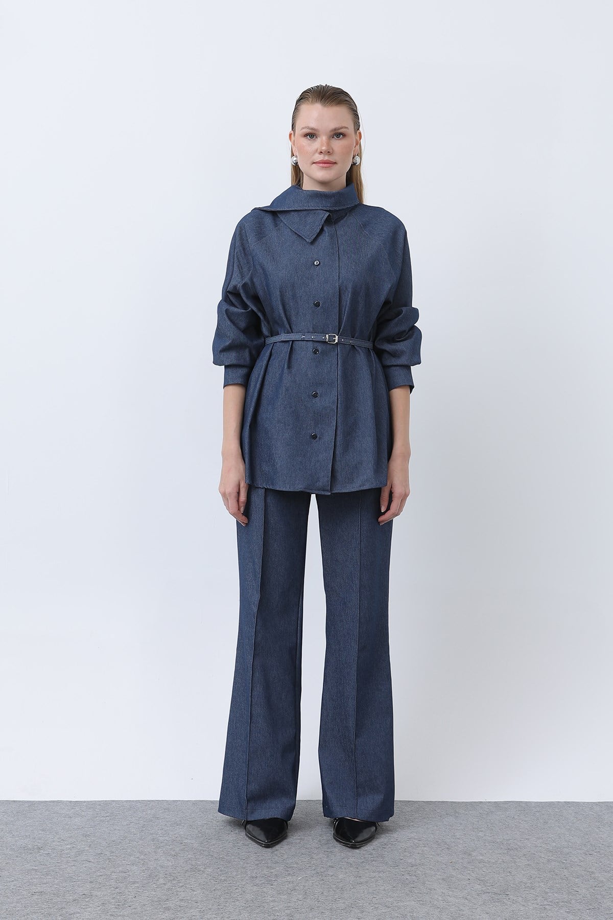 Kadın Kruvaze Yaka Kemer Detaylı Pantolonlu Denim Takım - 20652TKS - Mavi İkili Takımlar Loreen 