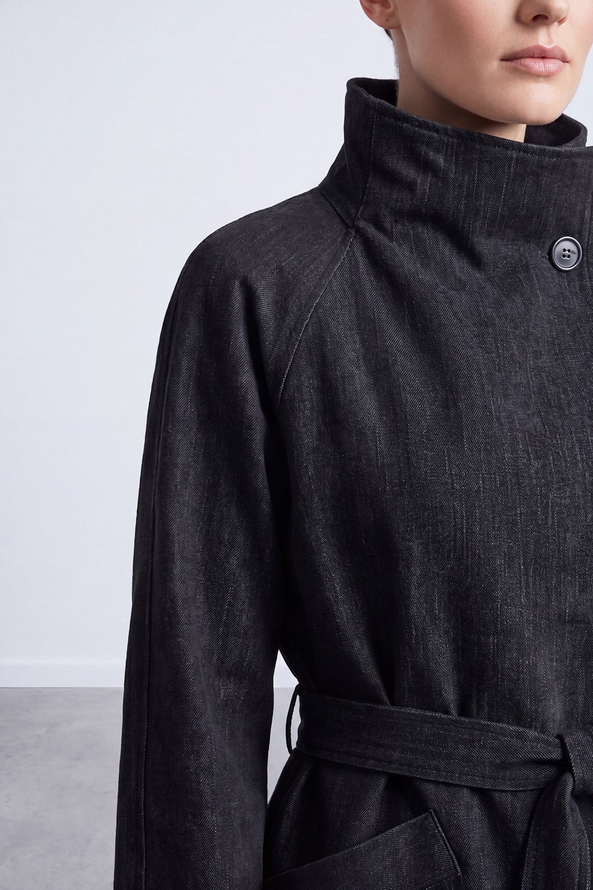 Kuşaklı Dik Yaka Kısa Denim Trençkot Siyah Trençkot Puane 