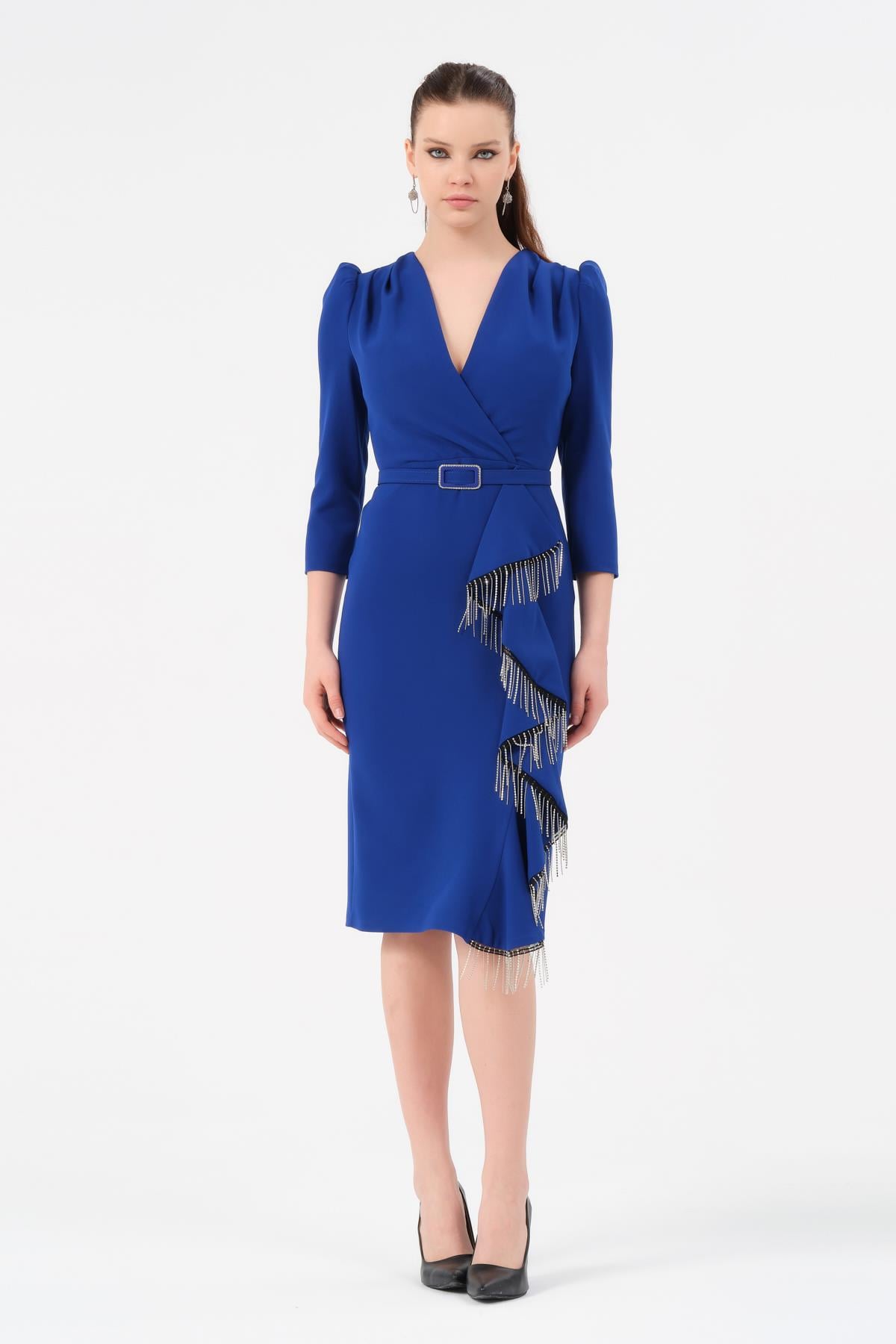 kuşaklı V yaka elbise