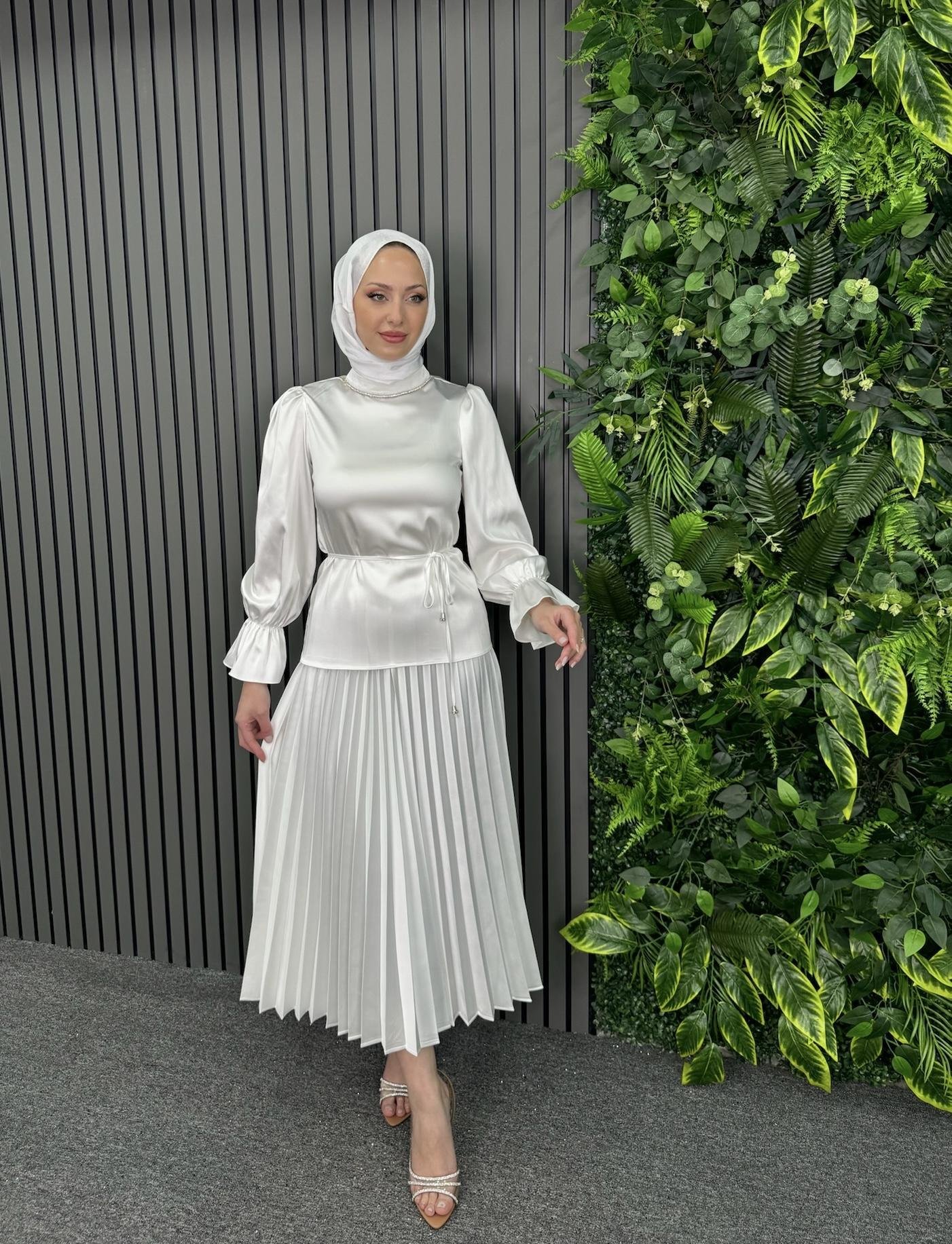 Takım
Pliseli Etekli Takım Beyaz