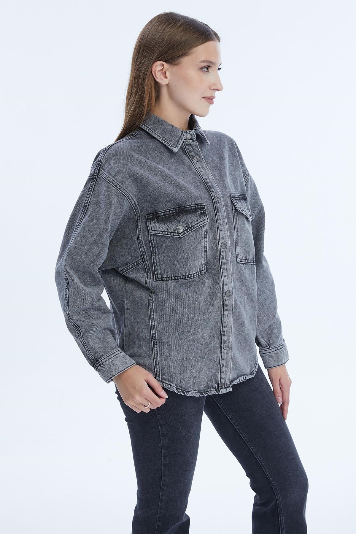 Kadın Çift Cepli Çıtçıt Kapamalı Oversize Kot Gömlek