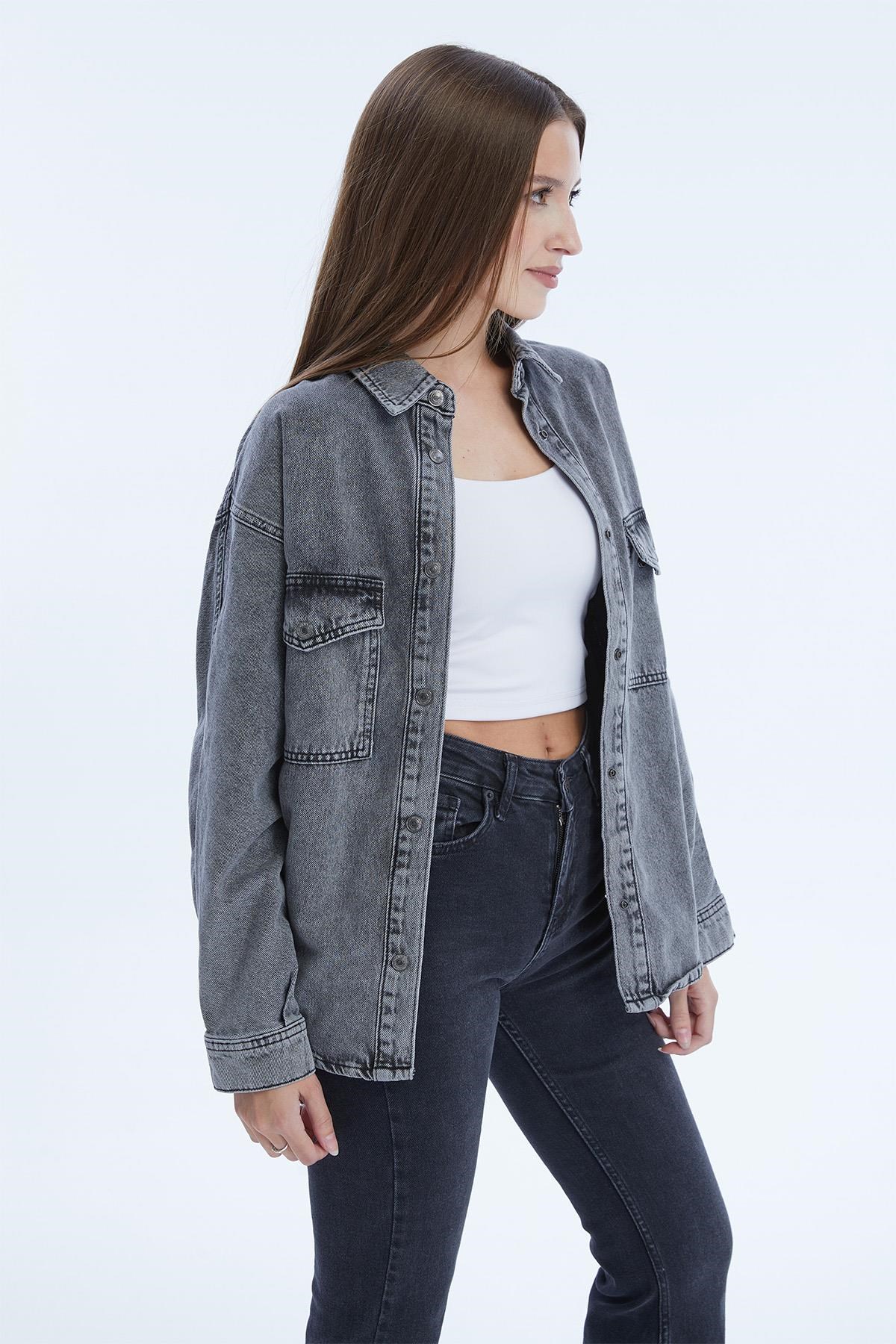 Kadın Çift Cepli Çıtçıt Kapamalı Oversize Kot Gömlek