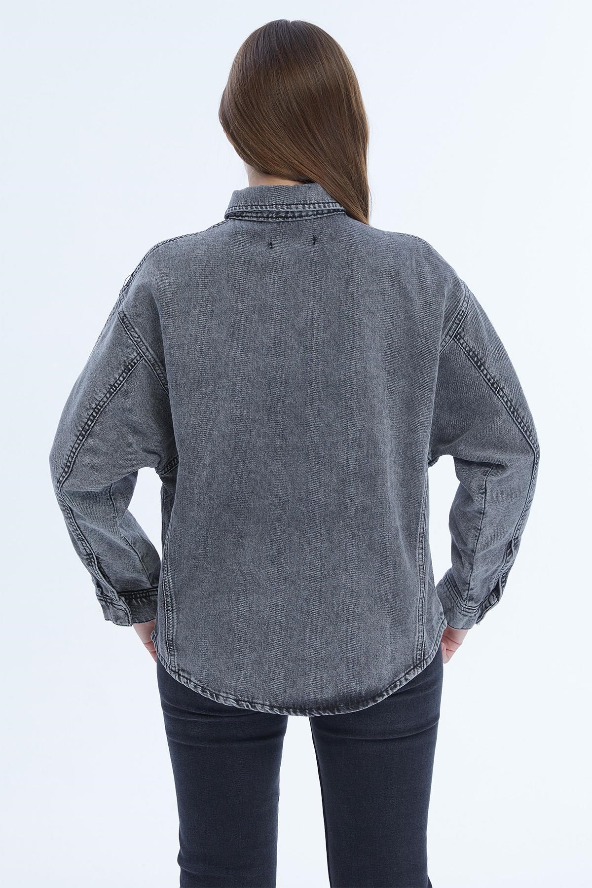 Kadın Çift Cepli Çıtçıt Kapamalı Oversize Kot Gömlek