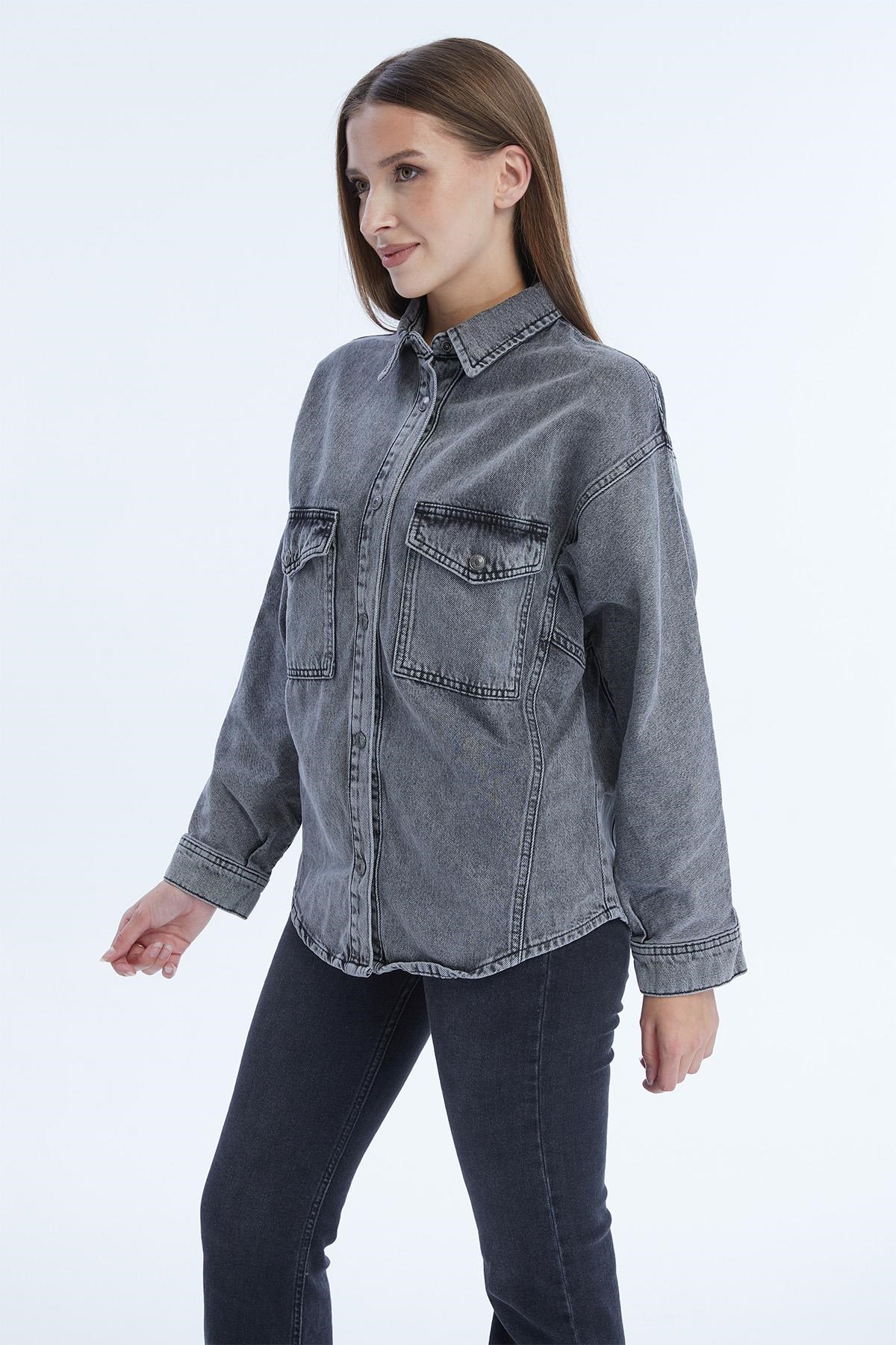 Kadın Çift Cepli Çıtçıt Kapamalı Oversize Kot Gömlek