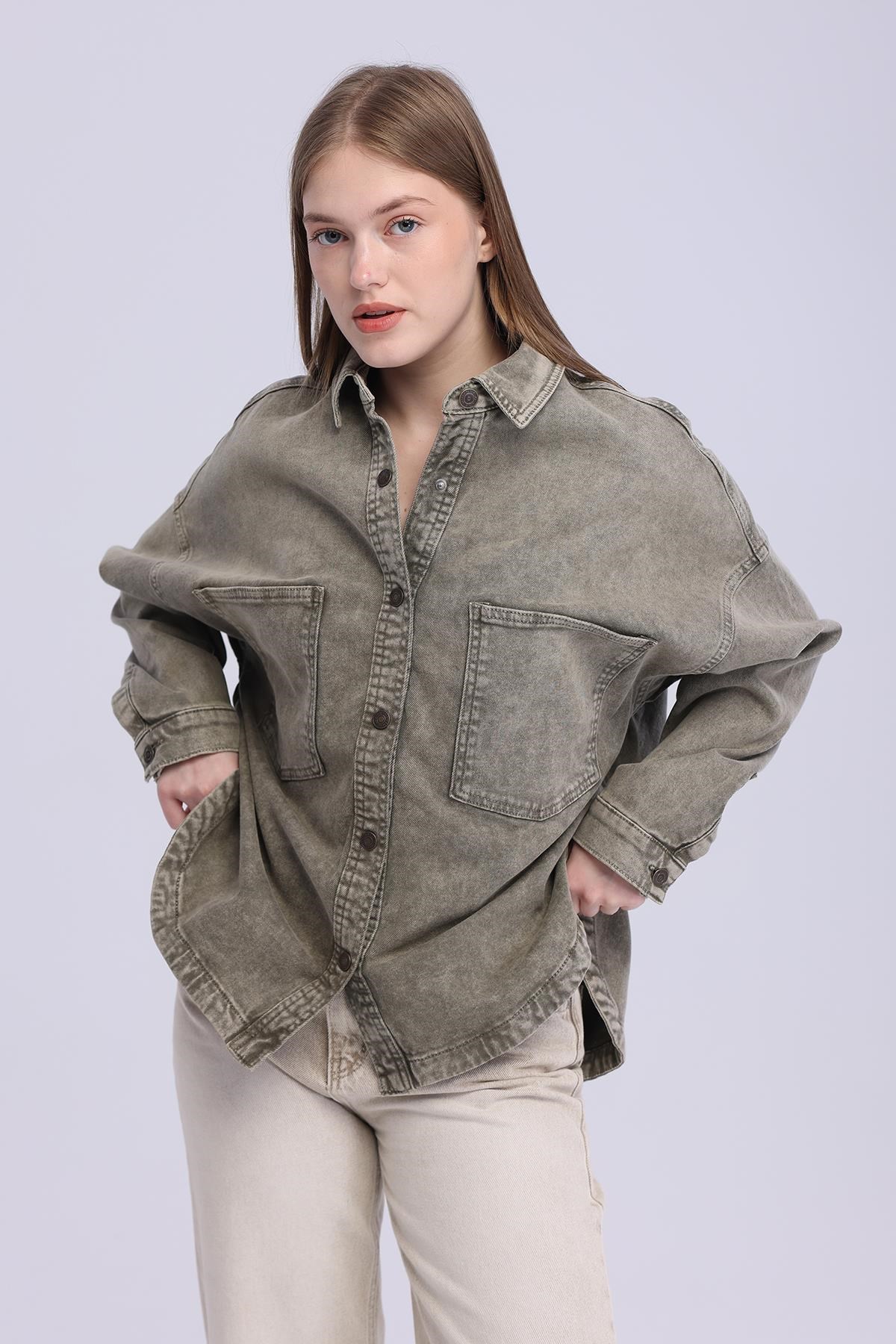 Kadın Çift Cepli Çıtçıt Kapamalı Oversize Kot Gömlek
