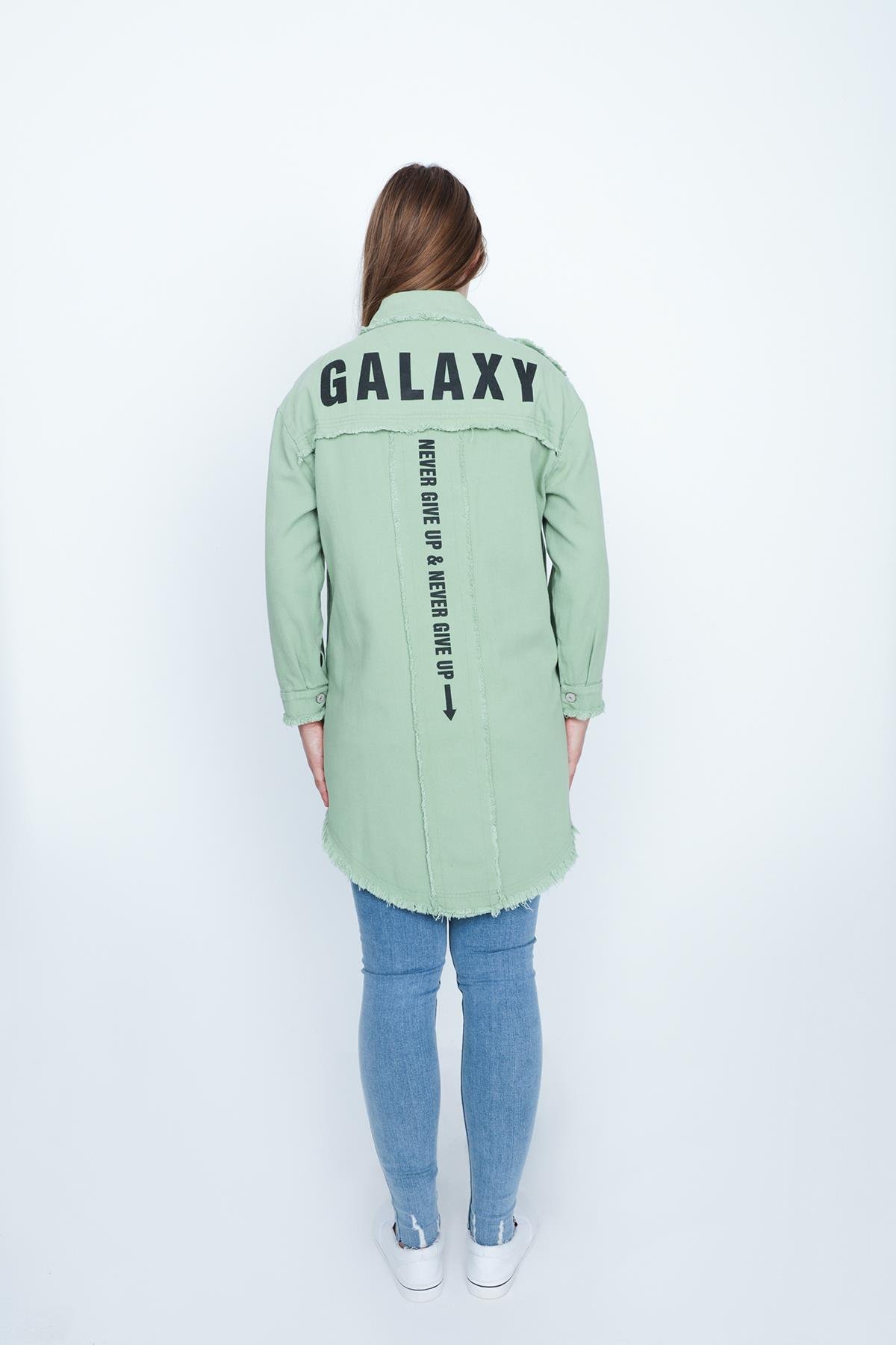 Kadın Yırtık Arkası Baskı Detaylı Uzun Denim Ceket
