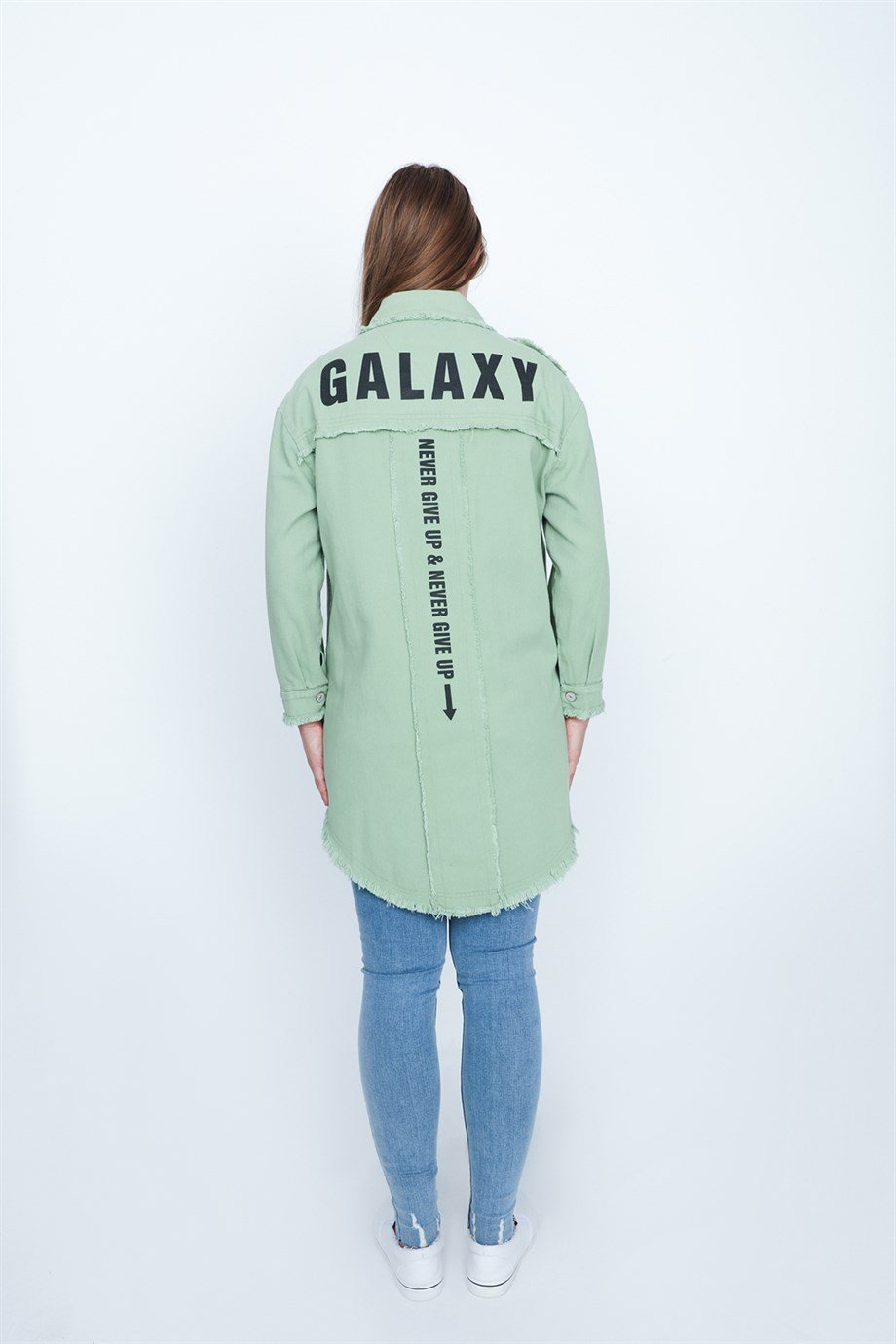 Kadın Yırtık Arkası Baskı Detaylı Uzun Denim Ceket