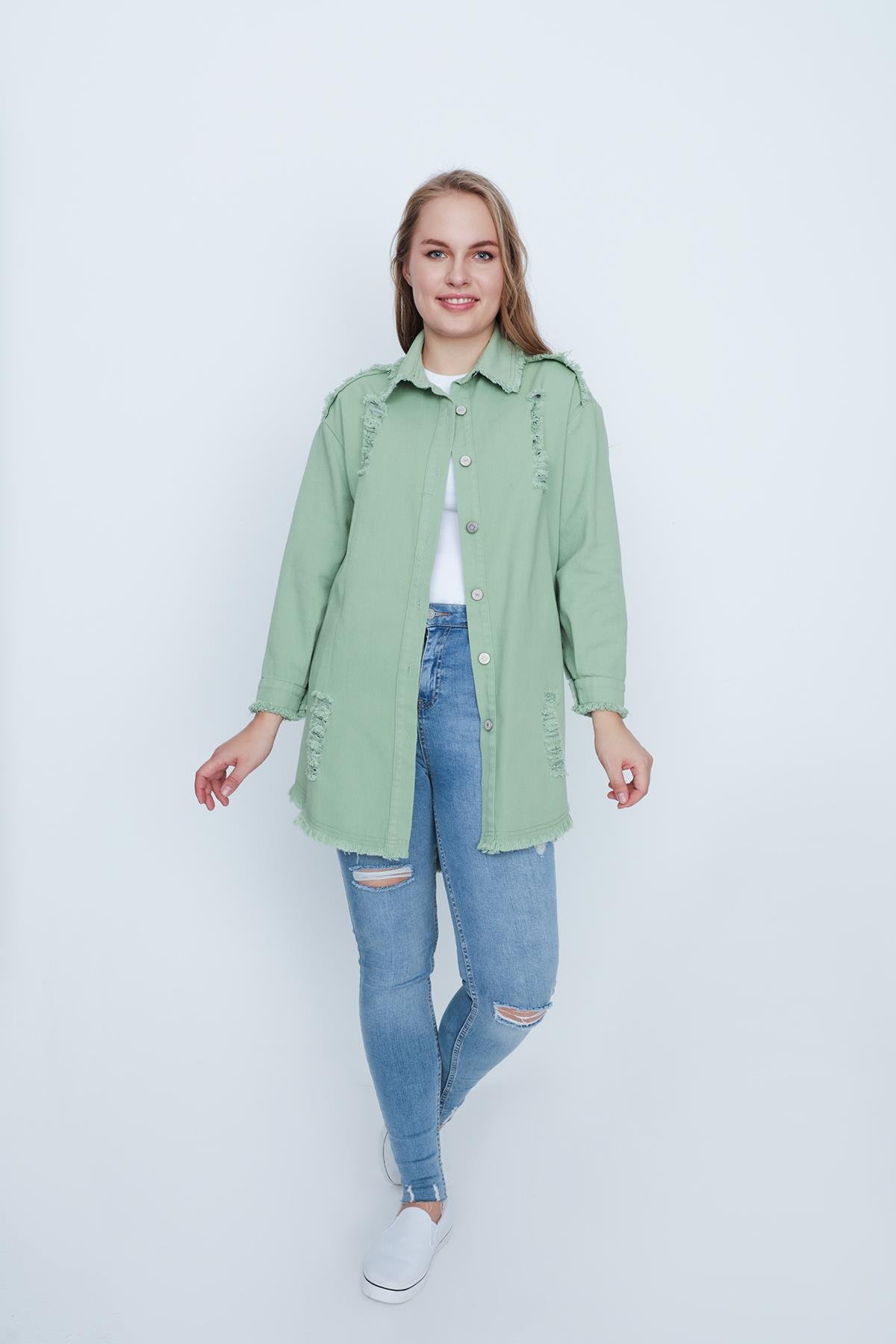 Kadın Yırtık Arkası Baskı Detaylı Uzun Denim Ceket