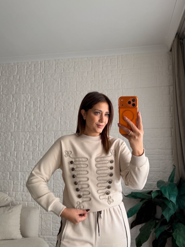 Bej Önü Nakışlı Antik Düğmeli İki İplik Pamuk Kısa Sweat
