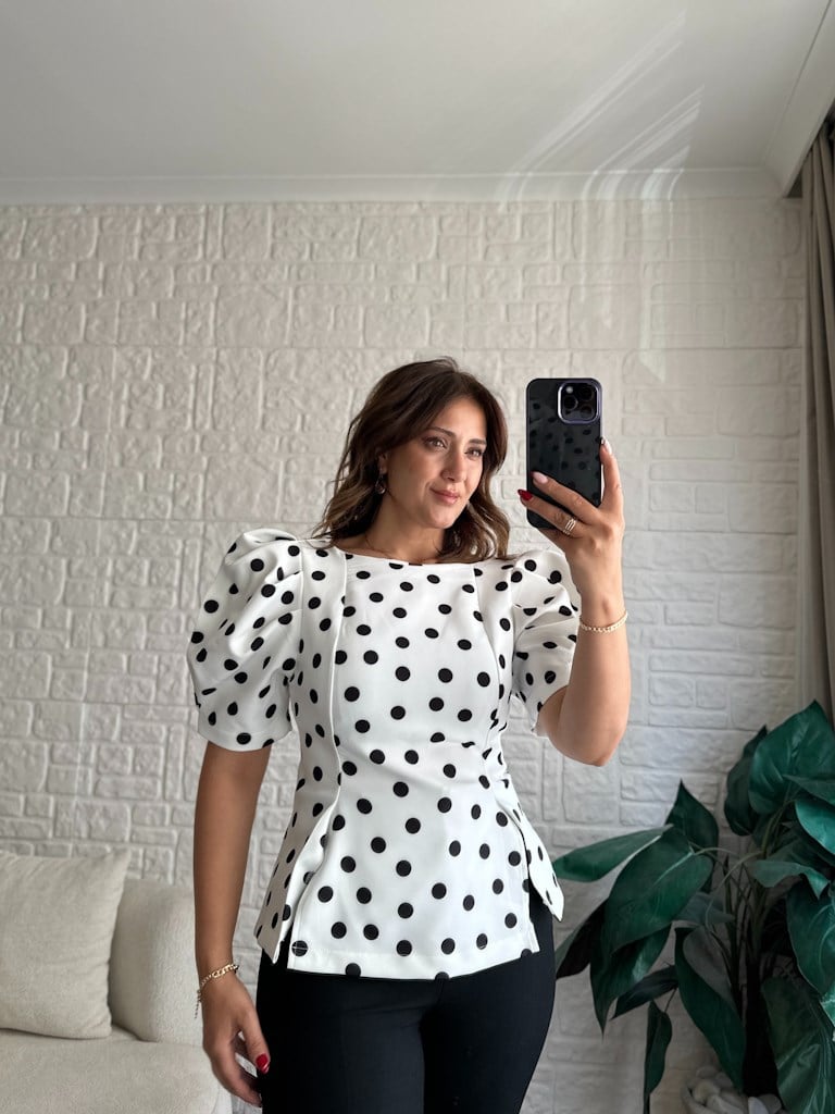 Beyaz Puantiyeli Balon Kol Sırt Fermuarlı Bluz
