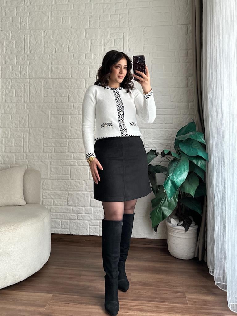 Beyaz Üzeri Siyah Dama Desenli Yumoş Hırka Beyaz
