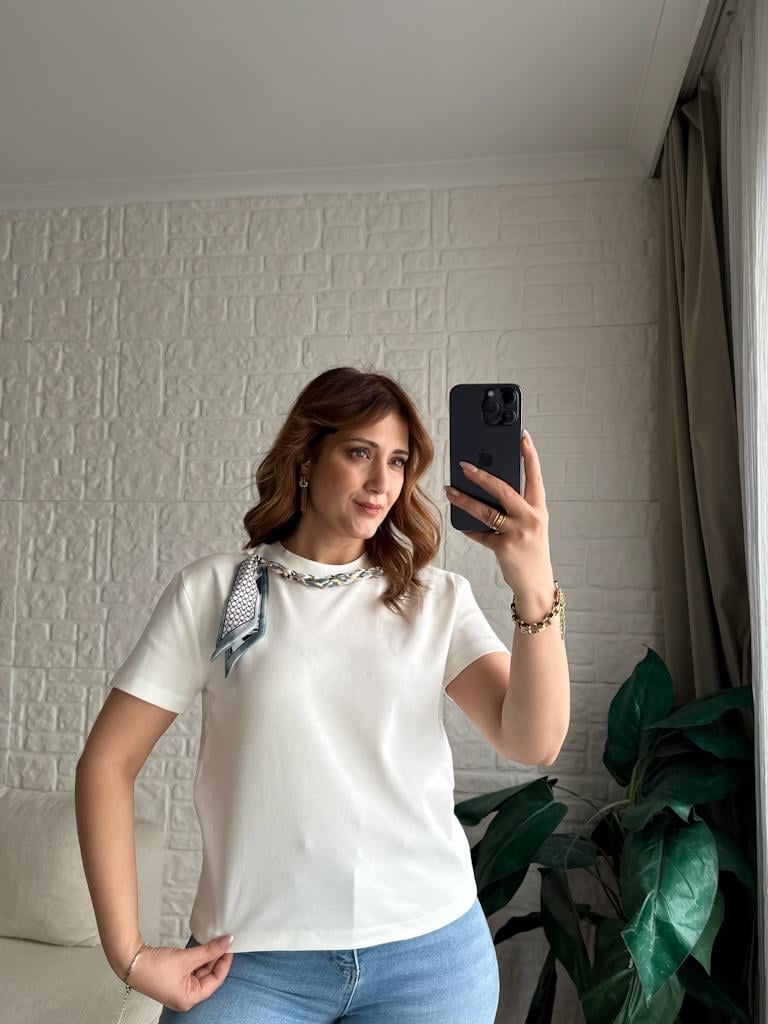 Ekru Orjinal Marka Yaka Zincir Fularlı Bluz