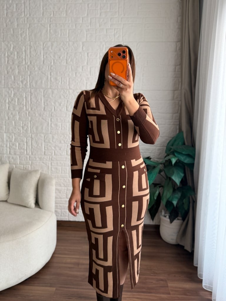Kahverengi Bej  Desenli V Yaka Düğme Aksesuarlı Triko Elbise