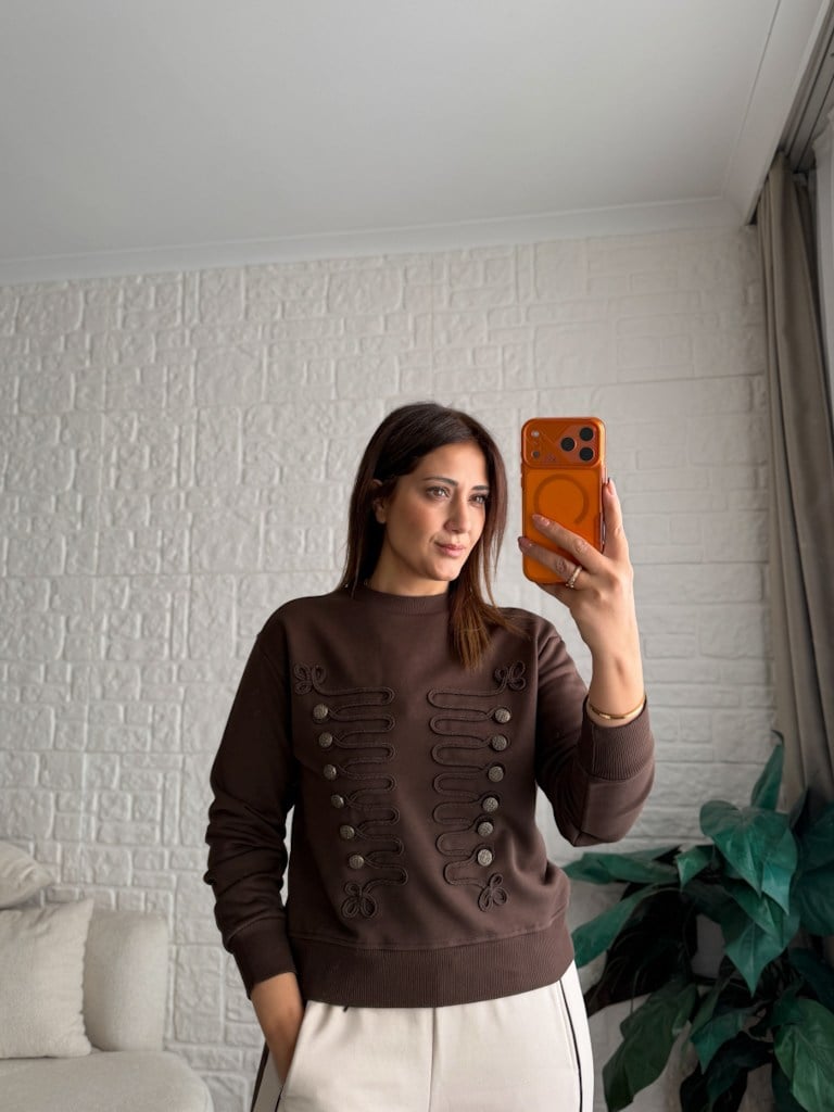 Kahverengi Önü Nakışlı Antik Düğmeli İki İplik Pamuk Kısa Sweat
