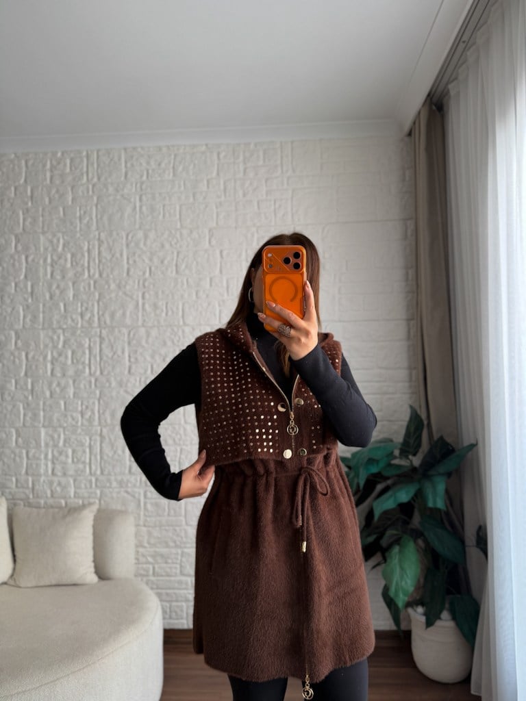 Kahverengi Önü Pullu Fermuarlı Kapşonlu Yelek