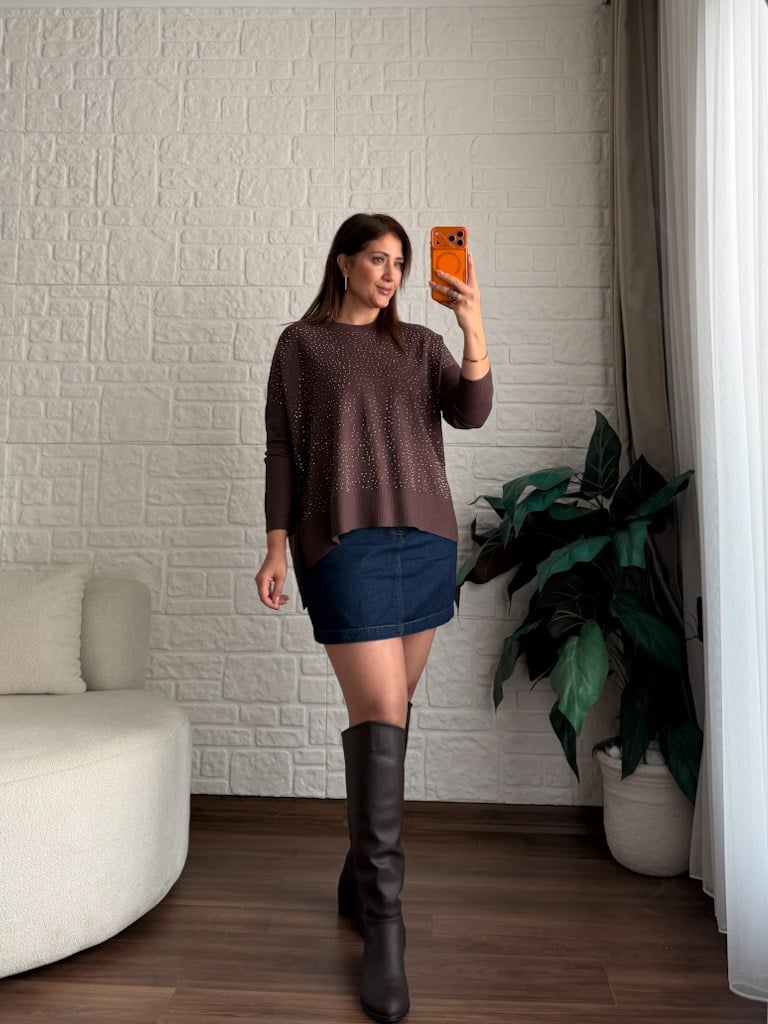 Kahverengi Taşlı Yan Yırtçalı Oversize Triko Kazak