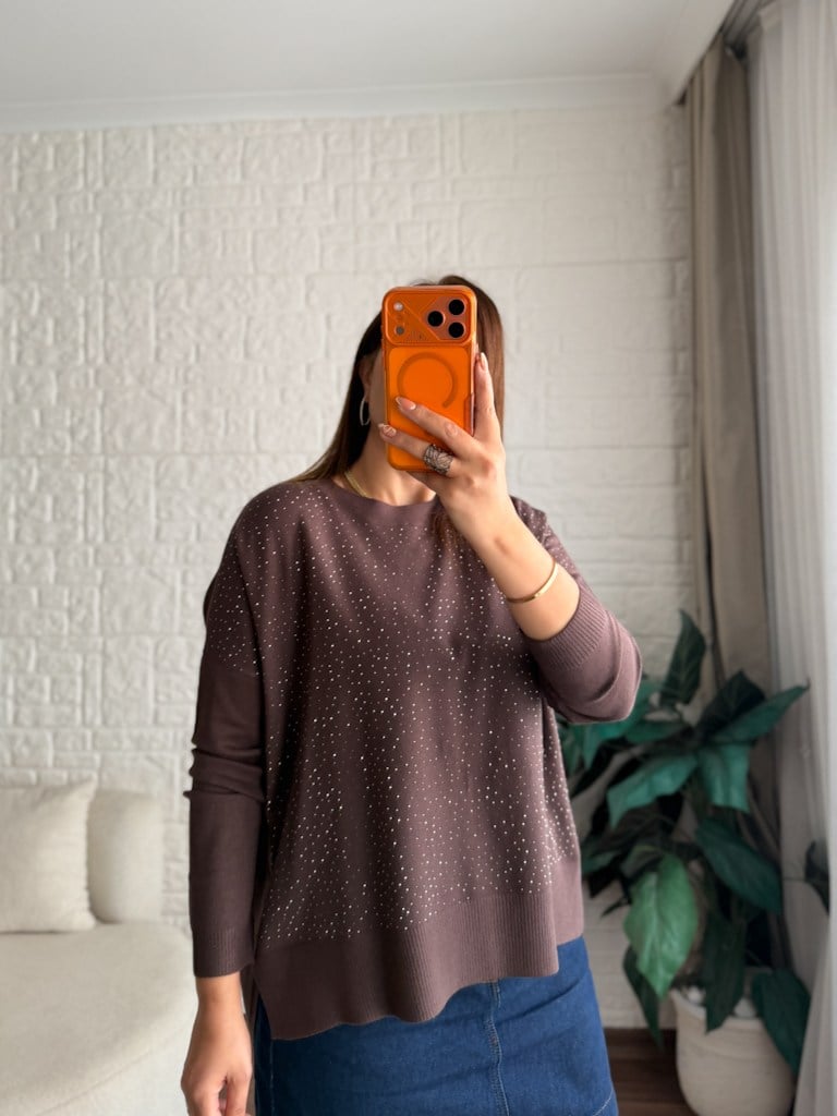 Kahverengi Taşlı Yan Yırtçalı Oversize Triko Kazak