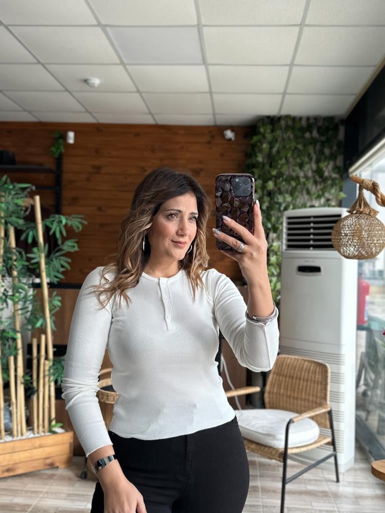 Karol Kaşkorse Önü Düğmeli Bluz Ekru