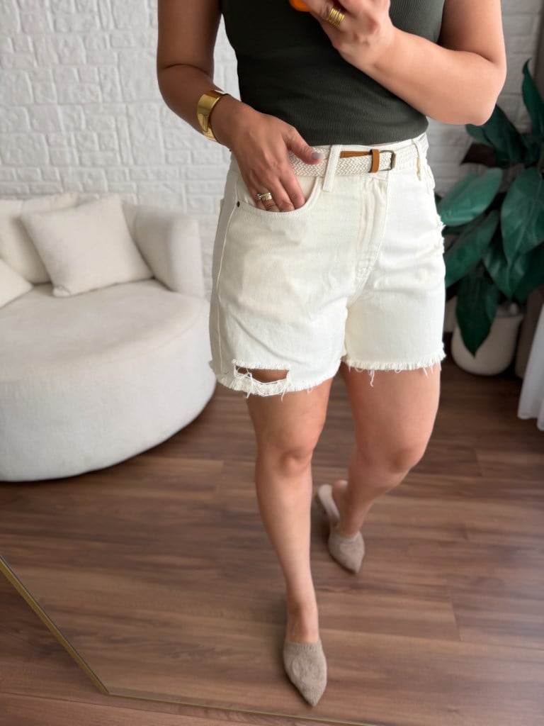 Kemerli Paça Püsküllü Yırtık Model Şort Krem