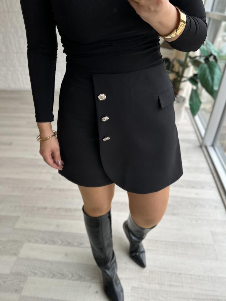 Marka Model Gold Düğmeli Şort Etek Siyah