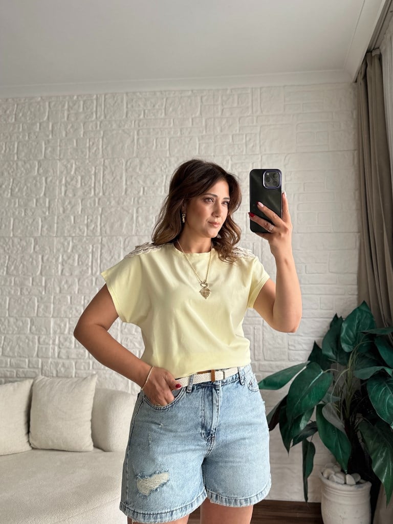 Omuz Çiçek Nakış Detaylı Premium Bluz Sarı