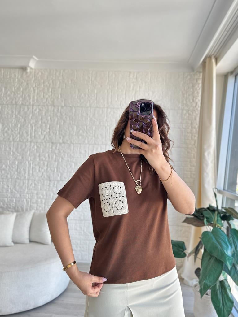 Orijinal Marka Dantel Cep Detaylı Basic Bluz Kahverengi