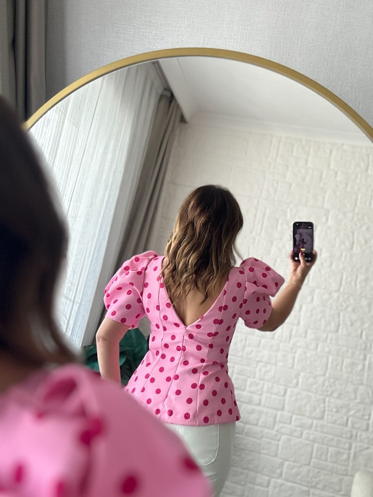 Pembe Puantiyeli Balon Kol Sırt Fermuarlı Bluz