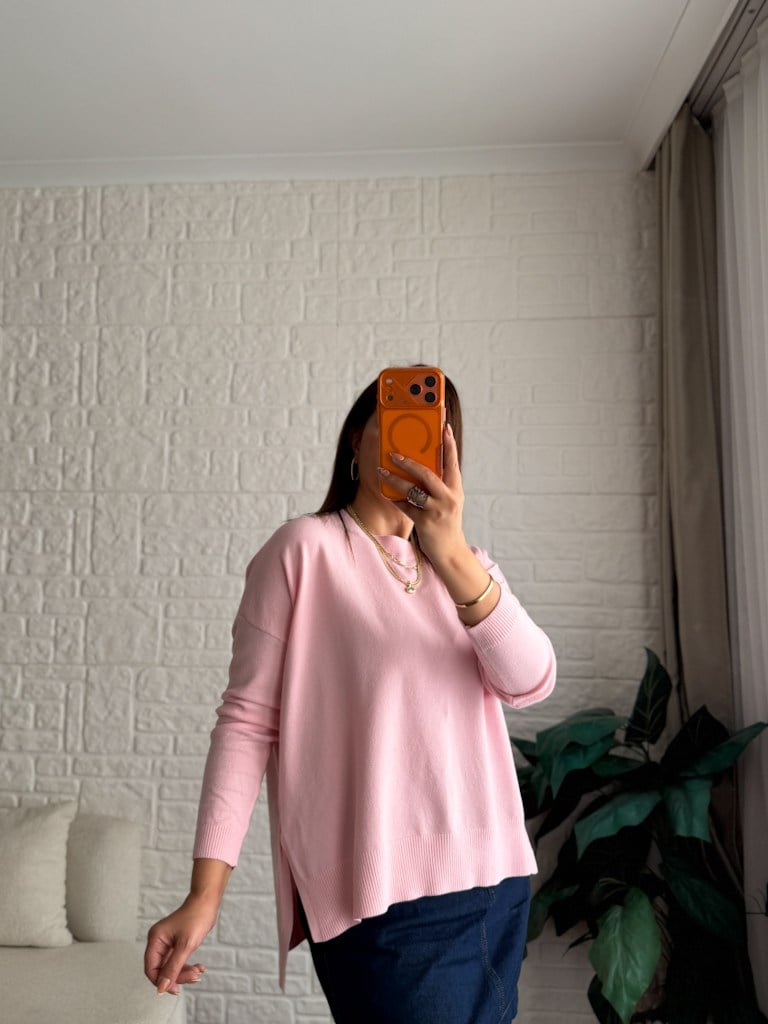Pembe Yan Yırtçalı Oversize Triko Kazak
