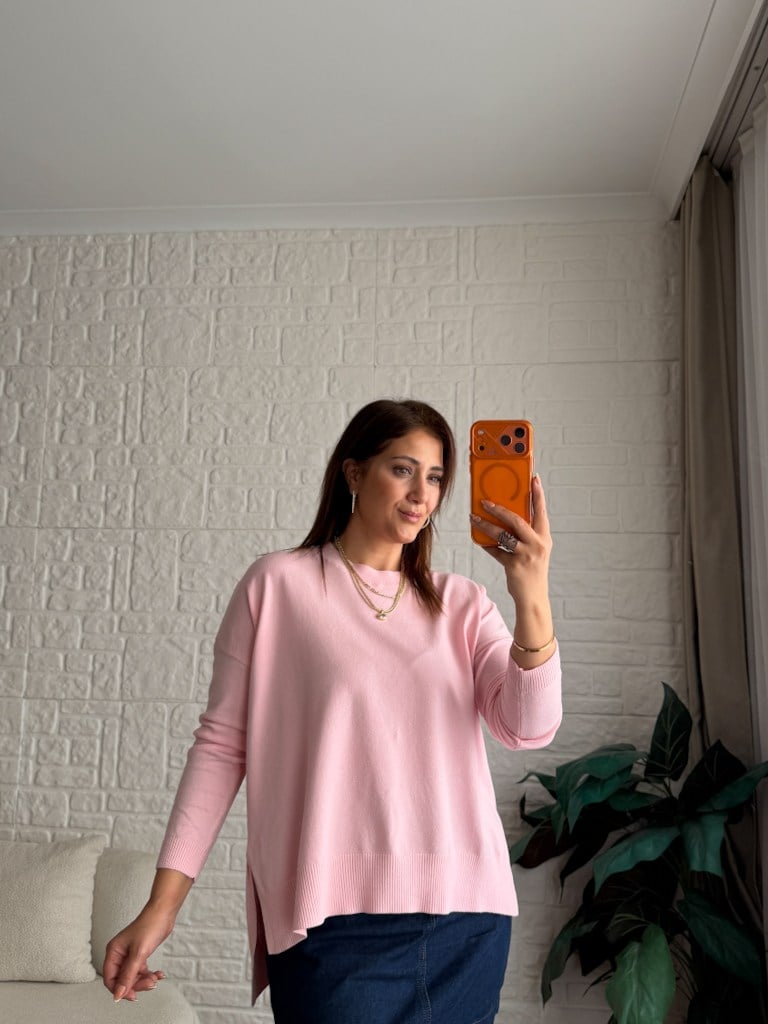 Pembe Yan Yırtçalı Oversize Triko Kazak