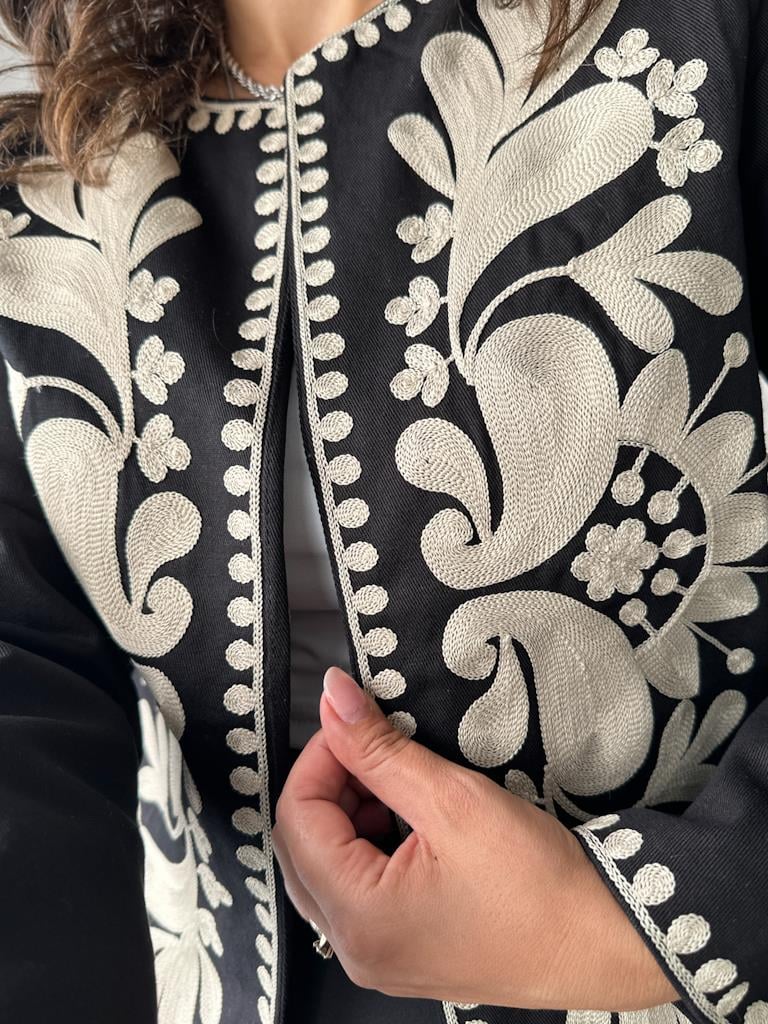 Siyah İnce Gabardin Astarlı Süzene Nakış İşlemeli Ceket