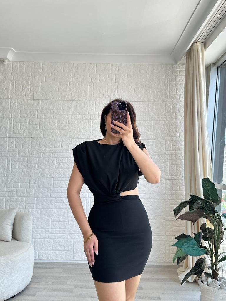 Siyah Omuz Vatkalı Bel Dekolteli Mini Elbise