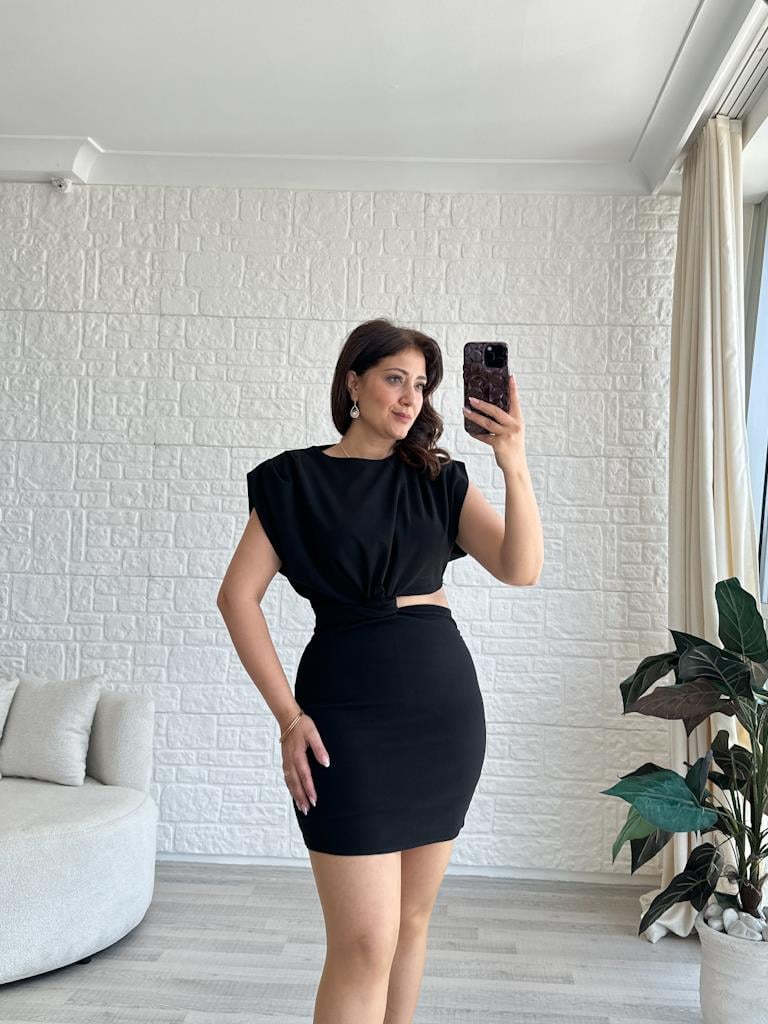Siyah Omuz Vatkalı Bel Dekolteli Mini Elbise