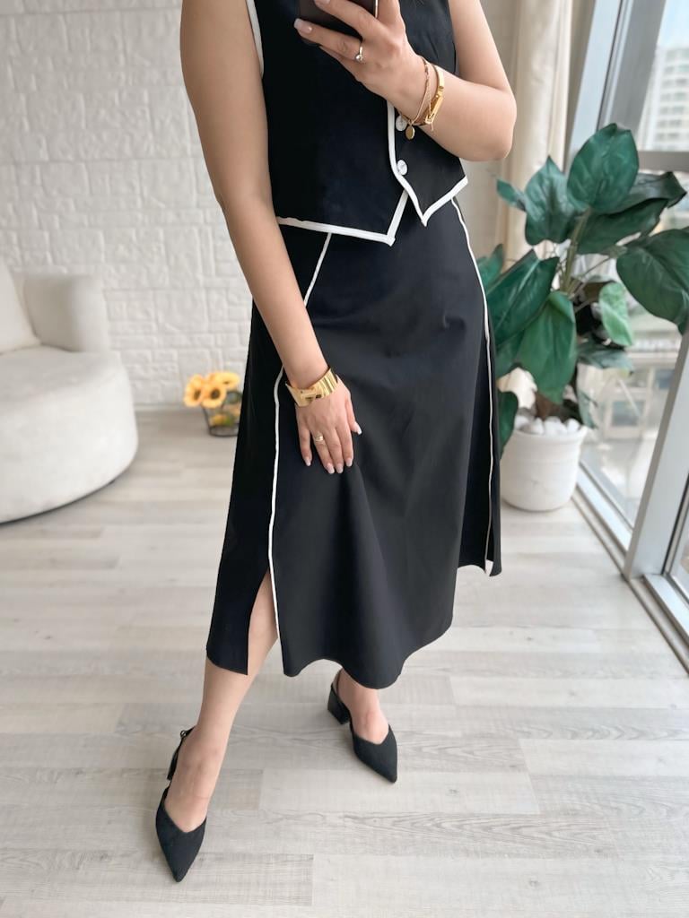 Siyah Üzeri Beyaz  Biyeli Yelek Etek Takım