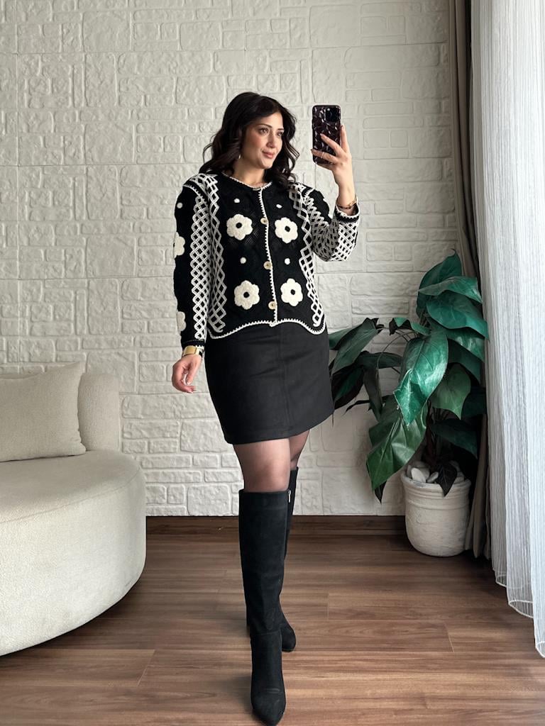 Siyah Üzeri Beyaz Panç Nakışlı Düğmeli Hırka