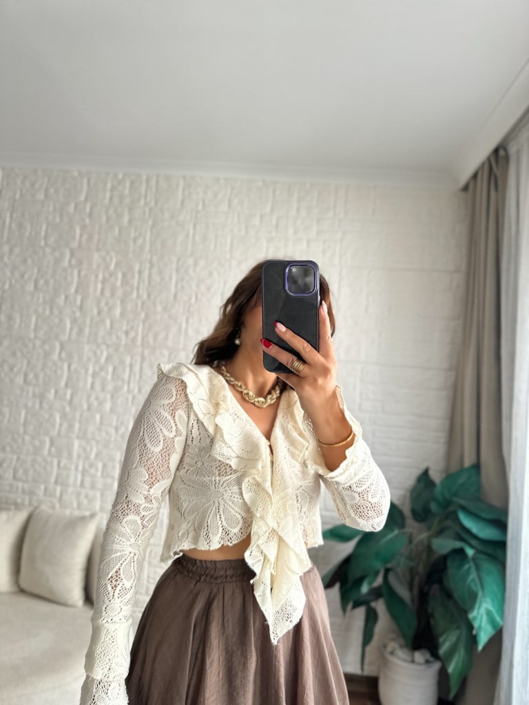 Taş Renk V Yaka Fırfırlı Vintage Model Bluz