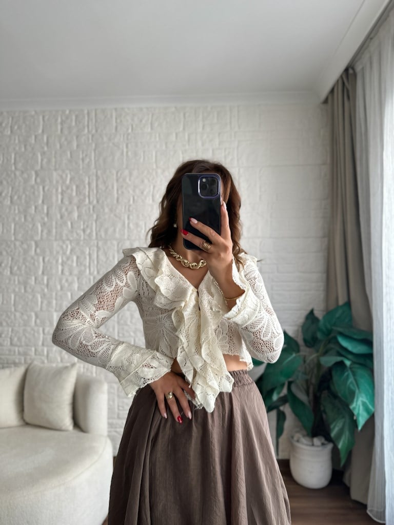 Taş Renk V Yaka Fırfırlı Vintage Model Bluz