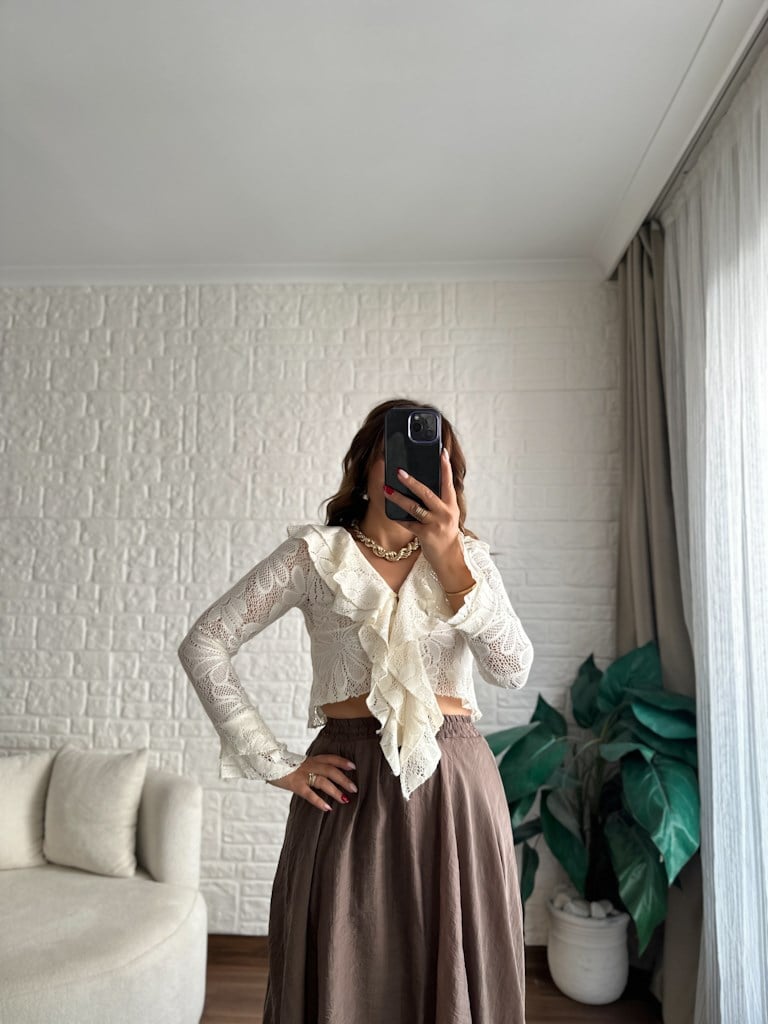 Taş Renk V Yaka Fırfırlı Vintage Model Bluz