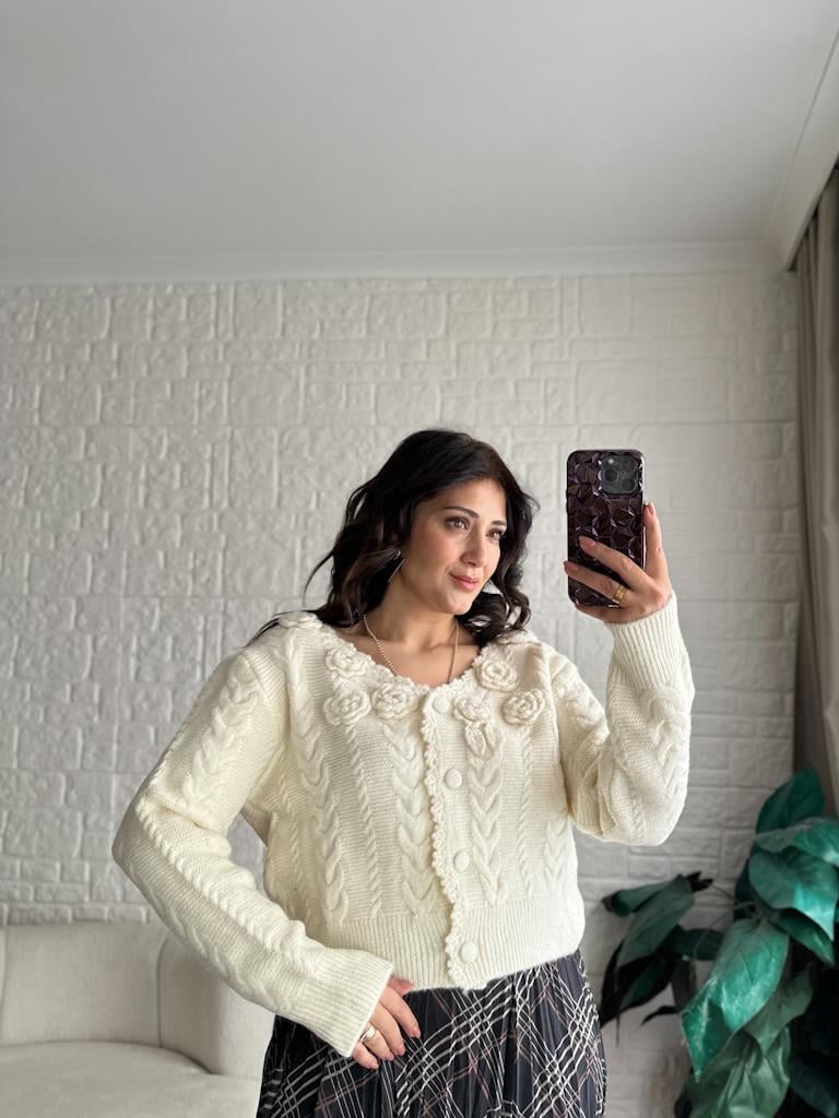 V Yaka Örme Gül Detay Triko Hırka