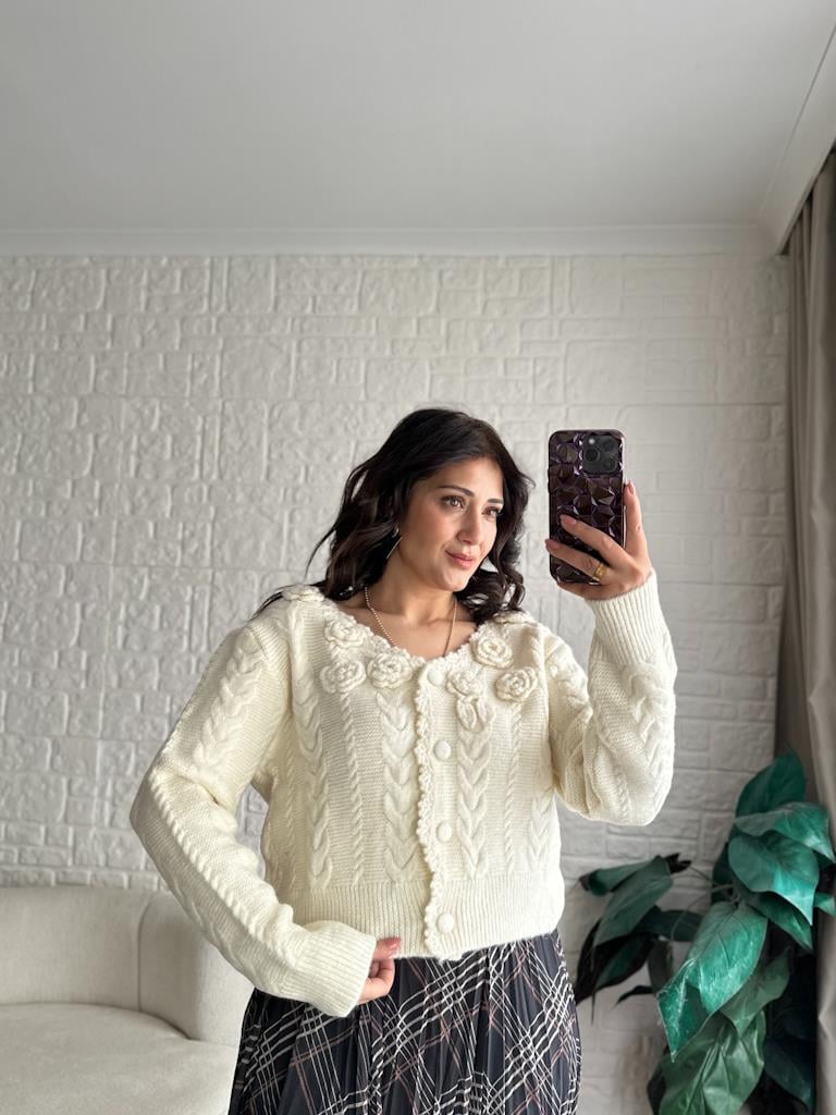 V Yaka Örme Gül Detay Triko Hırka