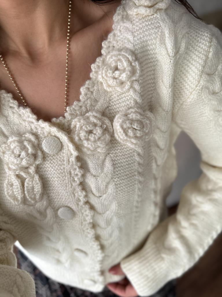 V Yaka Örme Gül Detay Triko Hırka