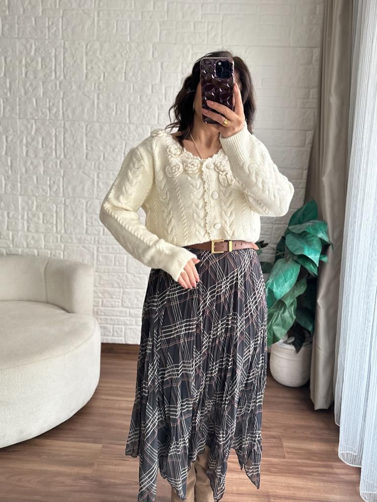 V Yaka Örme Gül Detay Triko Hırka